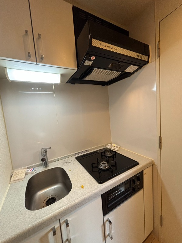 港区六本木２丁目の賃貸マンションのキッチン|コンパクトなキッチンで掃除もラクラク
