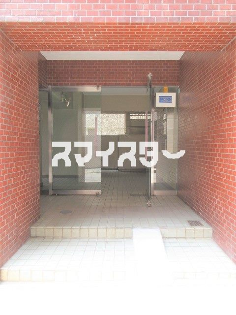 青梅市本町の賃貸マンションのエントランス