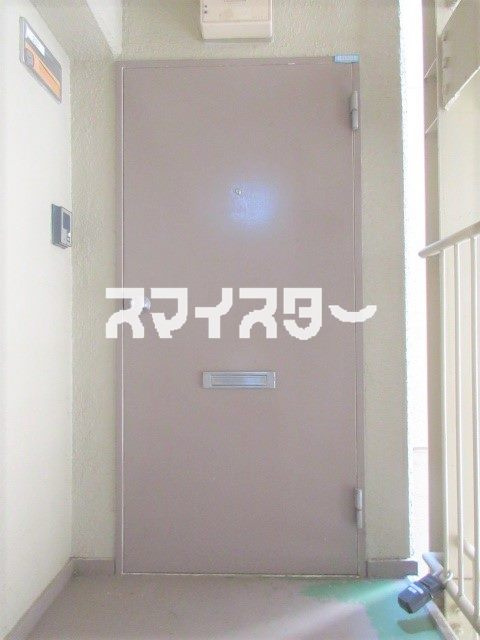 青梅市本町の賃貸マンションの玄関