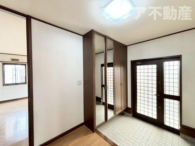 【玄関】 | 伊勢崎市若葉町　軽量鉄骨造中古住宅　土地85坪！