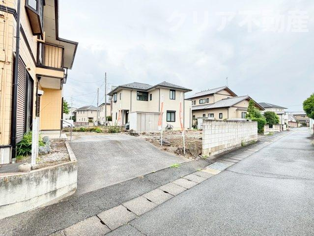 【前面道路含む現地写真】 | 伊勢崎市若葉町　軽量鉄骨造中古住宅　土地85坪！