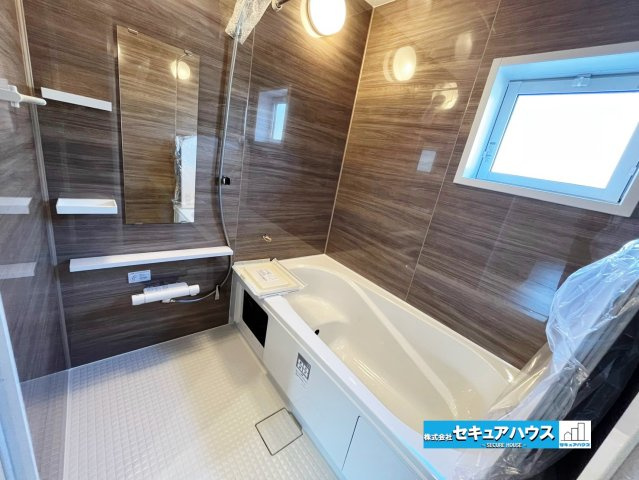 【本日ご案内可能】東海市富木島町山中の浴室|【浴室】
◆アクセントパネルで落ち着きのある雰囲気を演出します。毎日の疲れを癒やすバスタイムをお楽しみ下さい！
◆窓付きで、カビの繁殖を抑える効果があります。