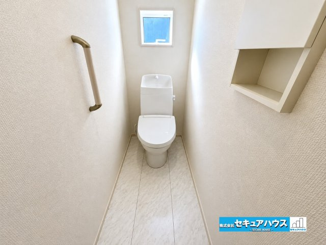 【本日ご案内可能】東海市富木島町山中のトイレ|【高機能トイレ】
◆高機能トイレの多くは便器のフタの開閉が自動であり、使用後に手動で水を流す面倒もなく非常に便利です。スタイリッシュな見た目で、お掃除しやすく、節水効果が高いです。
