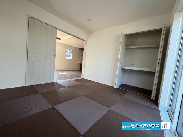 【本日ご案内可能】東海市富木島町山中の和室|【和室6.125帖】
◆落ち着いた雰囲気の和室は、くつろぎの空間やお子様の遊び場としても活用できます。客間やお昼寝スペースなど、ライフスタイルに合わせて多目的に使える便利なお部屋です。