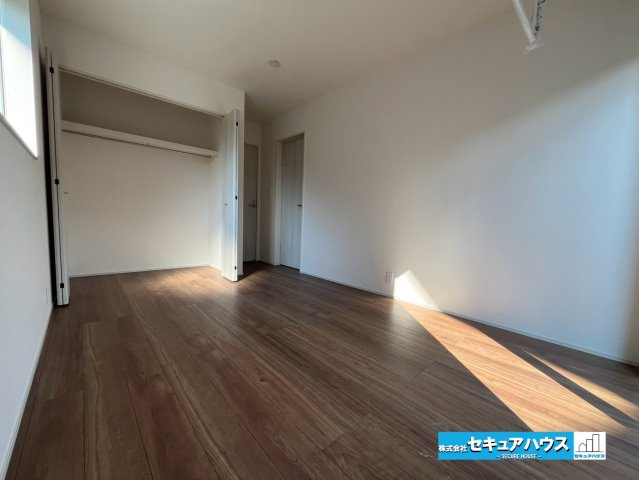 【本日ご案内可能】東海市富木島町山中の洋室|【洋室6帖】
◆広々とした居住空間は日々の暮らしを彩り、心のやすらぎと満足感を与えてくれます。通風と採光を考慮した設計は子供たちはのびのび育ち、家族でくつろぎと団らんを生み出します。