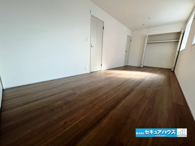 【本日ご案内可能】東海市富木島町山中の洋室|【北側洋室5.25帖】
◆生活スタイルに合わせて北側洋室5.25帖と合体して10.5帖洋室としても使えます！
◆家族一人ひとりの大切なプライベート空間。