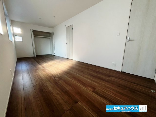【本日ご案内可能】東海市富木島町山中の洋室|【北西側洋室5.25帖】
◆生活スタイルに合わせて北西側洋室5.25帖と合体して10.5帖洋室としても使えます！
◆お子様のお部屋や主寝室、来客時の宿泊室、趣味のお部屋としてもご利用いただけます♪