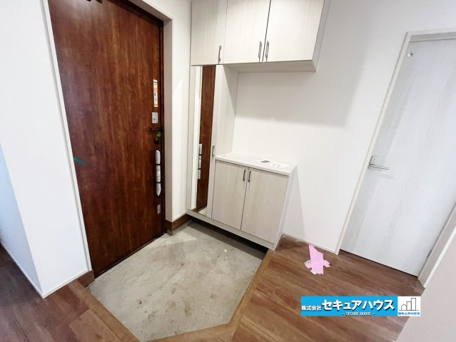 【本日ご案内可能】東海市富木島町山中の玄関|【玄関】
◆お家に出会う人々を迎える玄関だからこそ、広々清潔感あふれる空間にしたいものです。採光・通風にも配慮された設計で毎日明るい空間をキープします♪