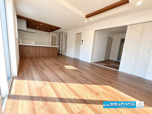 【本日ご案内可能】東海市富木島町山中の居間・リビング|【LDK】
◆通学から帰宅し、リビングルームで会話を楽しむ子ども達。リビングから臨む景色は太陽色に染まり、解放感溢れゆったりとしたひと時を過ごすことが出来る素敵な空間です。