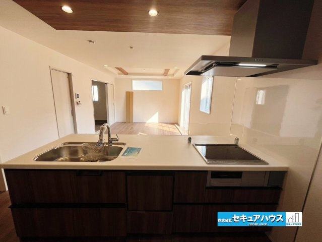 【本日ご案内可能】東海市富木島町山中のキッチン|【キッチン】
◆同時にたくさんの料理が調理できる。「焼く・蒸す・煮る」の工程を同時進行で進めることができるので、料理を素早く作ることができます。育児でバタバタ忙しいママに嬉しい♪