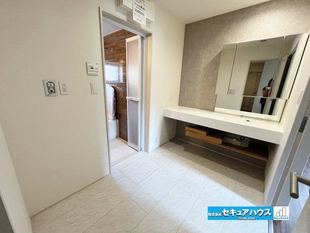 【本日ご案内可能】東海市富木島町山中の玄関|【洗面台】
◆鏡の裏にはたっぷりと収納スペースを標準装備！
◆電源を付属しているのでドライヤーなど利用できます。