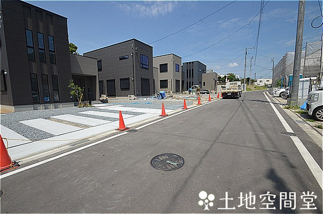 タマタウン八幡IC北の前面道路含む現地写真