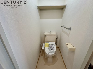 落ち着いた色調のトイレ