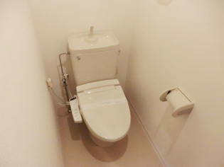 温水洗浄便座付きのトイレです♪