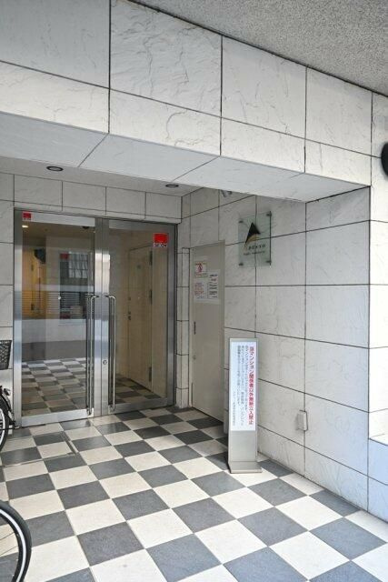 アデッソ新宿若松町のエントランス