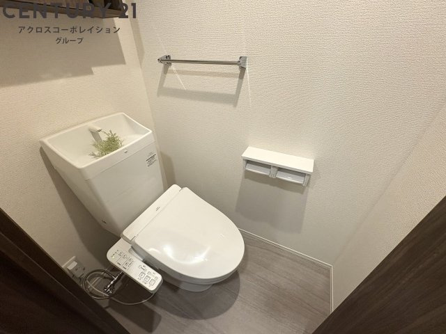 温水洗浄便座付きのトイレです♪