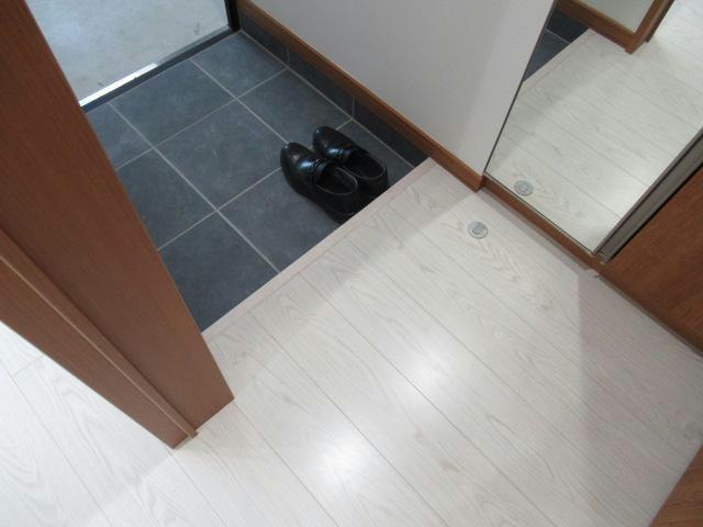 グラシアスSHの玄関