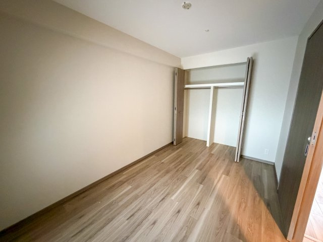 プレサンスロジェ桜川の洋室