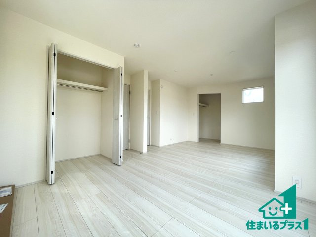 ★17(土)18(日)現地見学可能！★京田辺市東古森　限定1邸の洋室|シンプルな洋室は、自分好みのインテリアが楽しめます♪ご家族とインテリアや家具を選びに行くのは物件購入時の醍醐味の一つです。ぜひお楽しみください♪
