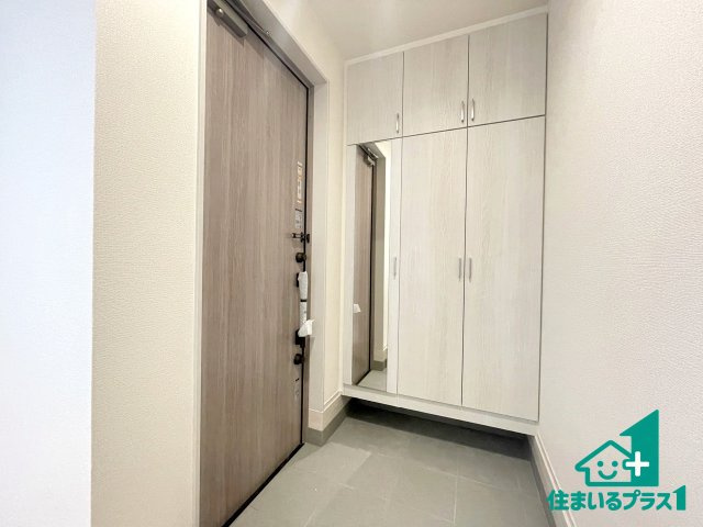 ★17(土)18(日)現地見学可能！★京田辺市東古森　限定1邸の玄関|シューズボックスにはたくさんの靴が収納できるので玄関周りはいつもスッキリ！ご家族が増えても安心！