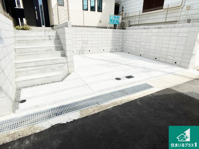 神戸市垂水区東垂水　新築一戸建ての駐車場|並列２台駐車可能！ゆとりの駐車スペースで車庫入れもスムーズ！

