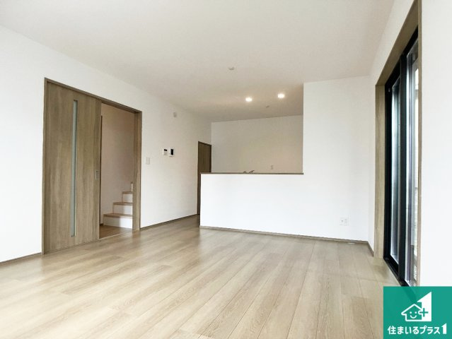 神戸市垂水区東垂水　新築一戸建ての居間・リビング|日当たり良好の明るいリビングで朝の目覚めもスッキリできそう！対面キッチンでご家族のコミュニケーションも自然と増える設計！小さなお子様が遊ぶスペースを作っても広々とくつろげるLDK！