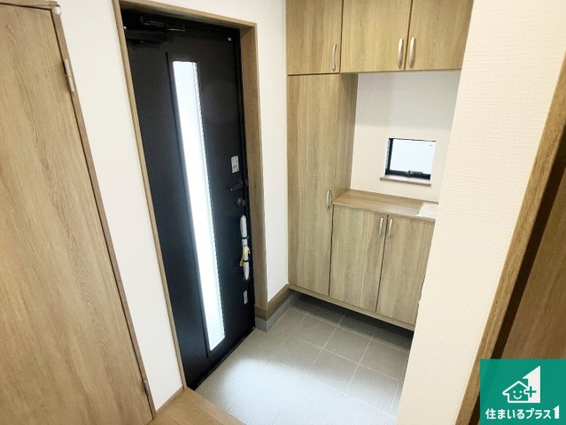神戸市垂水区東垂水　新築一戸建ての玄関|シューズボックスにはたくさんの靴が収納できるので玄関周りはいつもスッキリ！ご家族が増えても安心！