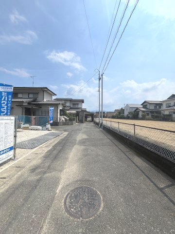 福岡市西区泉３丁目の新築一戸建の前面道路含む現地写真| 