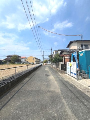 福岡市西区泉３丁目の新築一戸建の前面道路含む現地写真
