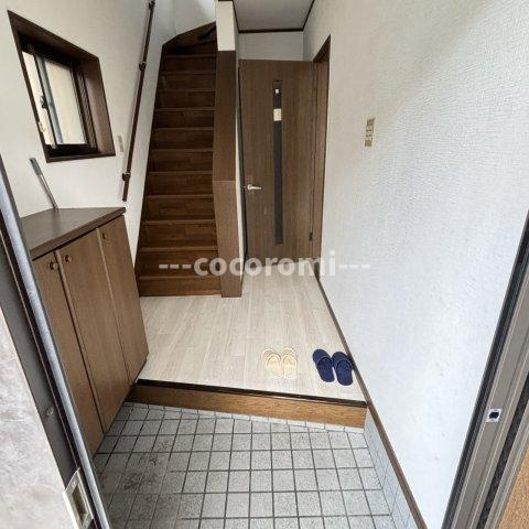 枚方市養父丘車庫付戸建の玄関