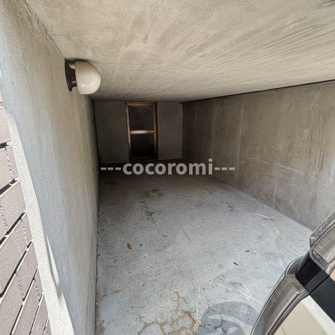 枚方市養父丘車庫付戸建の駐車場