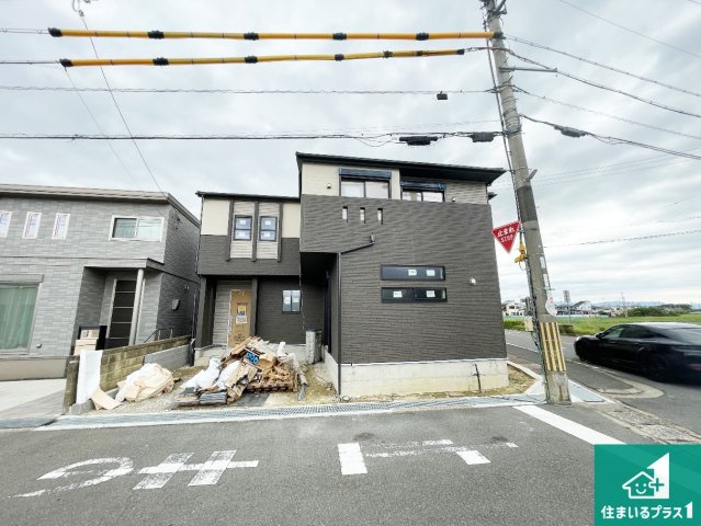 京田辺市東古森　新築一戸建ての外観|周辺は落ち着いた街並みの住宅地！子育てがしやすい住環境です！まだ未完成ですが、現地でしかわからない事もございます。是非一度ご覧ください。
