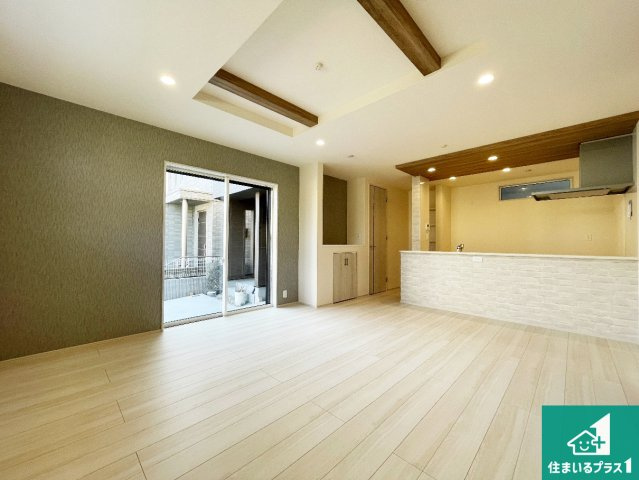 京田辺市東古森　新築一戸建ての居間・リビング|シンプルなリビングは、観葉植物等のインテリアを楽しめますね！パパ好みにも、ママ好みにも家具次第で雰囲気を変えることができます！
