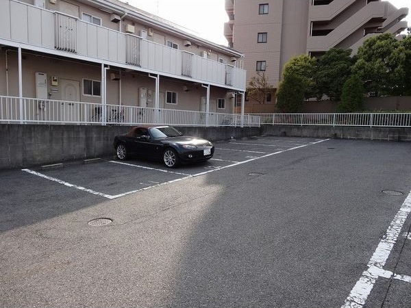 Sunny Corut MIYUKI Bの駐車場