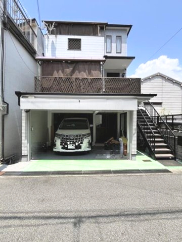 水木通6丁目の駐車場|電動シャッター付きビルトインガレージ
