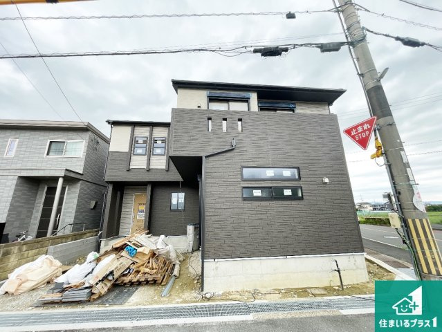 京田辺市東古森　新築一戸建ての外観|周辺は落ち着いた街並みの住宅地！子育てがしやすい住環境です！まだ未完成ですが、現地でしかわからない事もございます。是非一度ご覧ください。