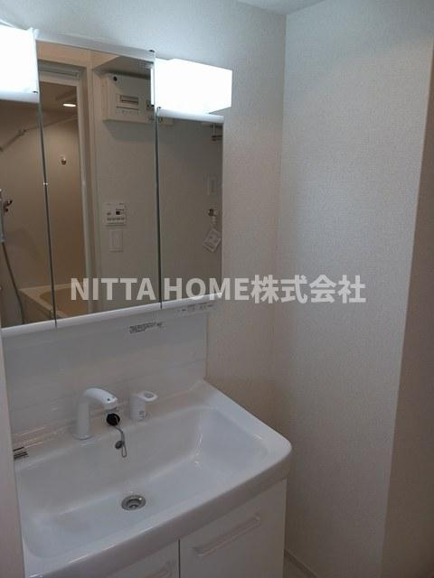 アンソレイエ高浜Ⅰの洗面所|朝の身支度に嬉しいシャワー付き洗面台☆
