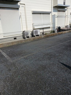 【駐車場】 | サンシャインヒルズ | 車をお持ちの方に嬉しい駐車場付きの物件です