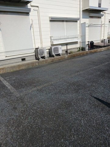 【駐車場】 | サンシャインヒルズ | 車をお持ちの方に嬉しい駐車場付きの物件です