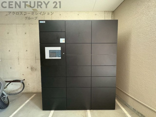 宅配ボックスは荷物の受け取りや配達が便利で安全です。不在時でも荷物が確保され、盗難や損傷のリスクが減少。受け取り時間の柔軟性が向上。外出先からでも荷物の受け取りや預けが可能となります。

