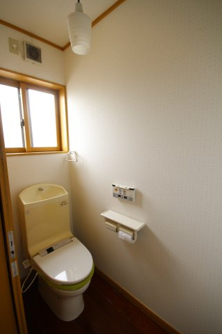 米沢市下花沢１丁目二階建て中古住宅のトイレ|２階