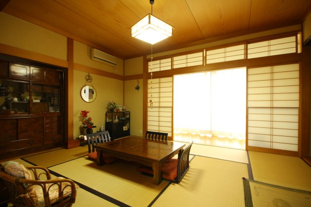 米沢市下花沢１丁目二階建て中古住宅の居間・リビング