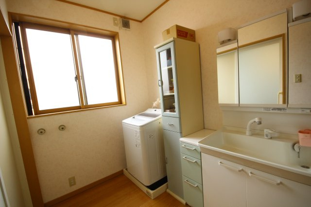 米沢市下花沢１丁目二階建て中古住宅の独立洗面台