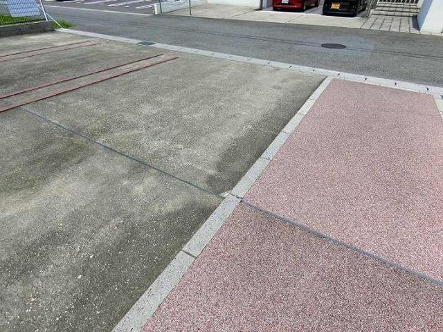メゾンラフレシールの駐車場
