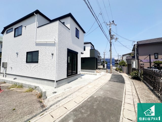 神戸市須磨区須磨本町　第1期　新築一戸建ての前面道路含む現地写真|周辺は閑静な住宅街！前面道路広々で車の出し入れも便利です。駐車が苦手な方でも安心して車庫入れできます！