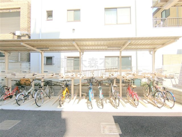 クレヴィスタ多摩川のその他共用部分|屋根付きラック式の駐輪場