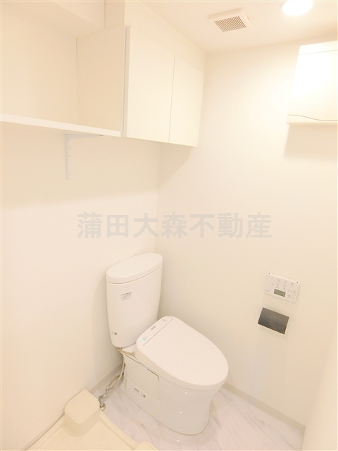 クレヴィスタ多摩川のトイレ|吊戸棚と温水洗浄便座付きのトイレ