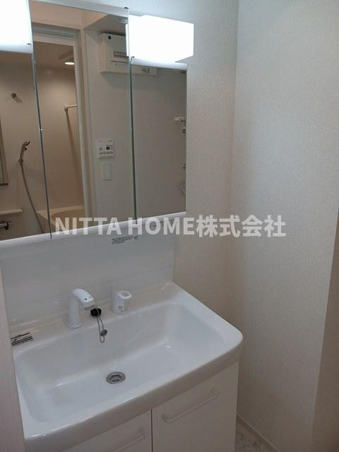 アンソレイエ高浜Ⅰの洗面所|朝の身支度に嬉しいシャワー付き洗面台☆