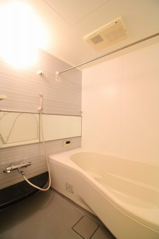 ルミエールドゥ河口の浴室|同間取りの206号室参考画像