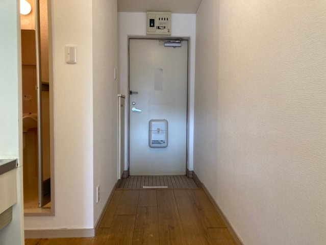 フォーサイト二日市西Reviveの玄関|収納もある玄関です